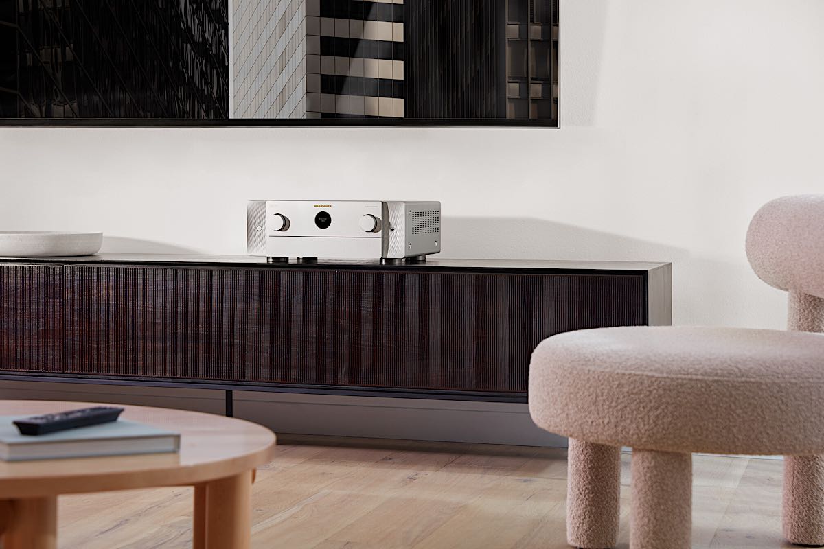 Marantz Cinema 60 in silber im Wohnzimmer