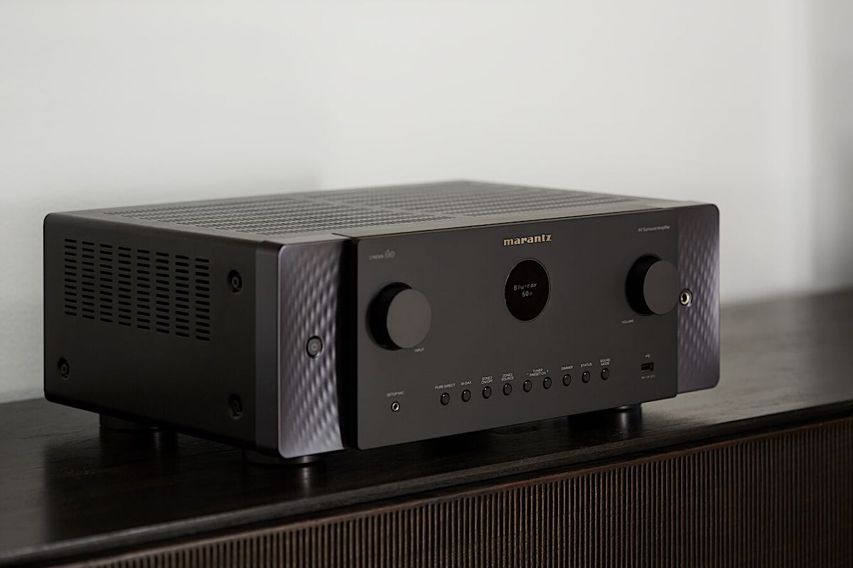 Marantz CINEMA 60 in schwarz auf Sideboard