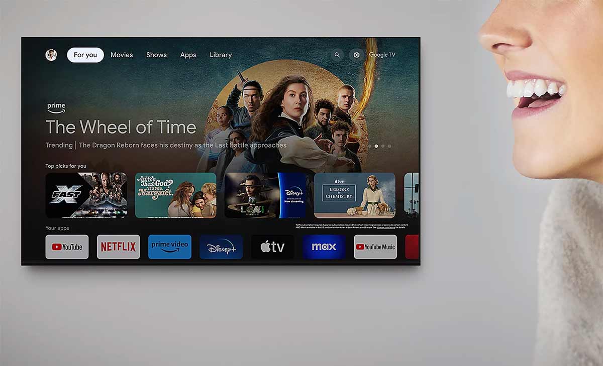 Person lächelt vor einem Smart-TV-Bildschirm.