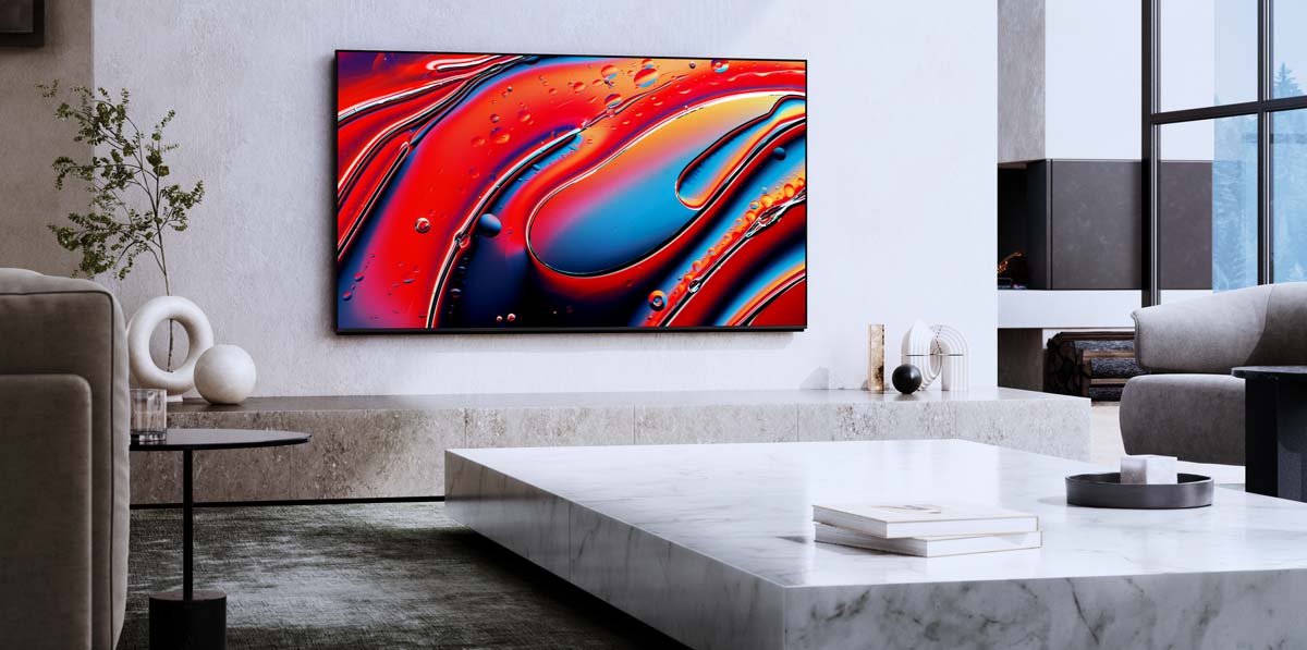 Modernes Wohnzimmer mit großem Flachbildfernseher.