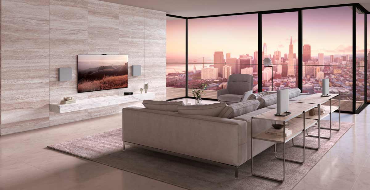 Modernes Wohnzimmer mit Stadtblick bei Sonnenuntergang.