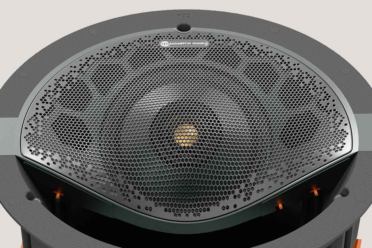 Lautsprecher mit schwarzem Gitter und Logo.