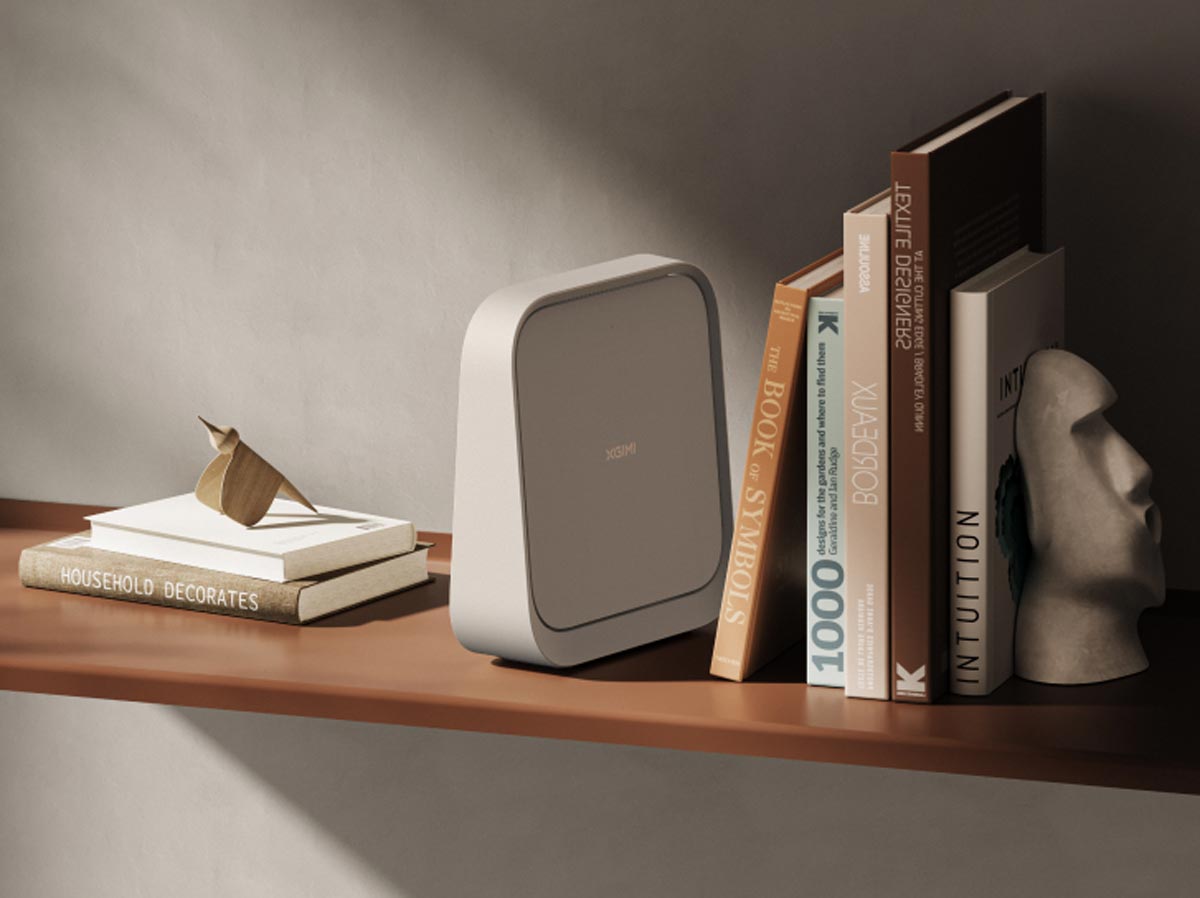 Beamer auf Regal mit Büchern und Deko.