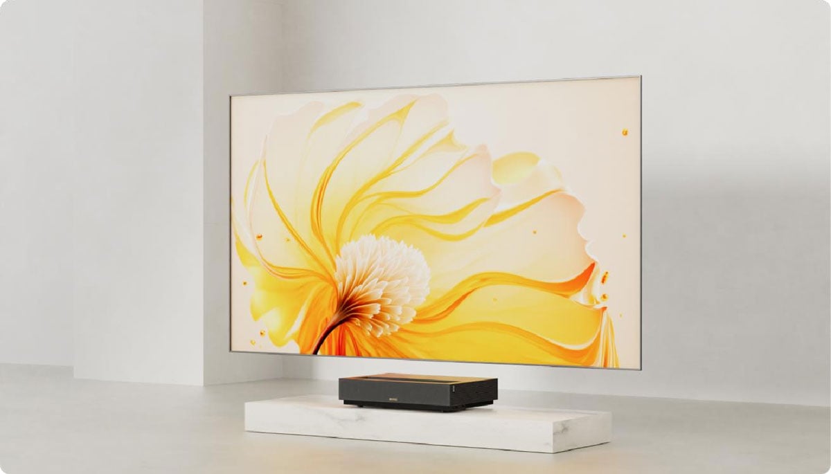 Beamer projiziert gelbes Blumenbild auf Leinwand.