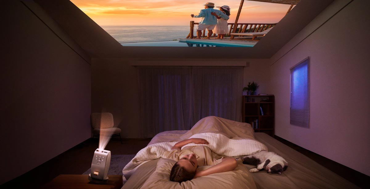 Frau im Bett mit Beamer-Projektion.