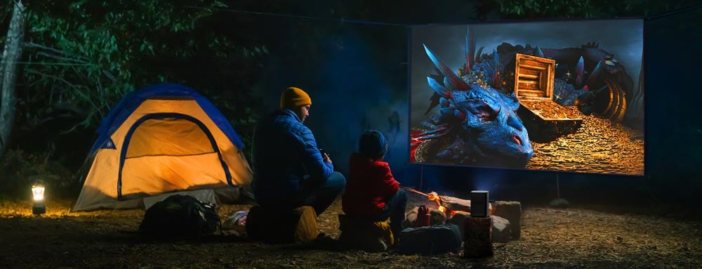 Camping mit Filmprojektion eines Drachenabenteuers.