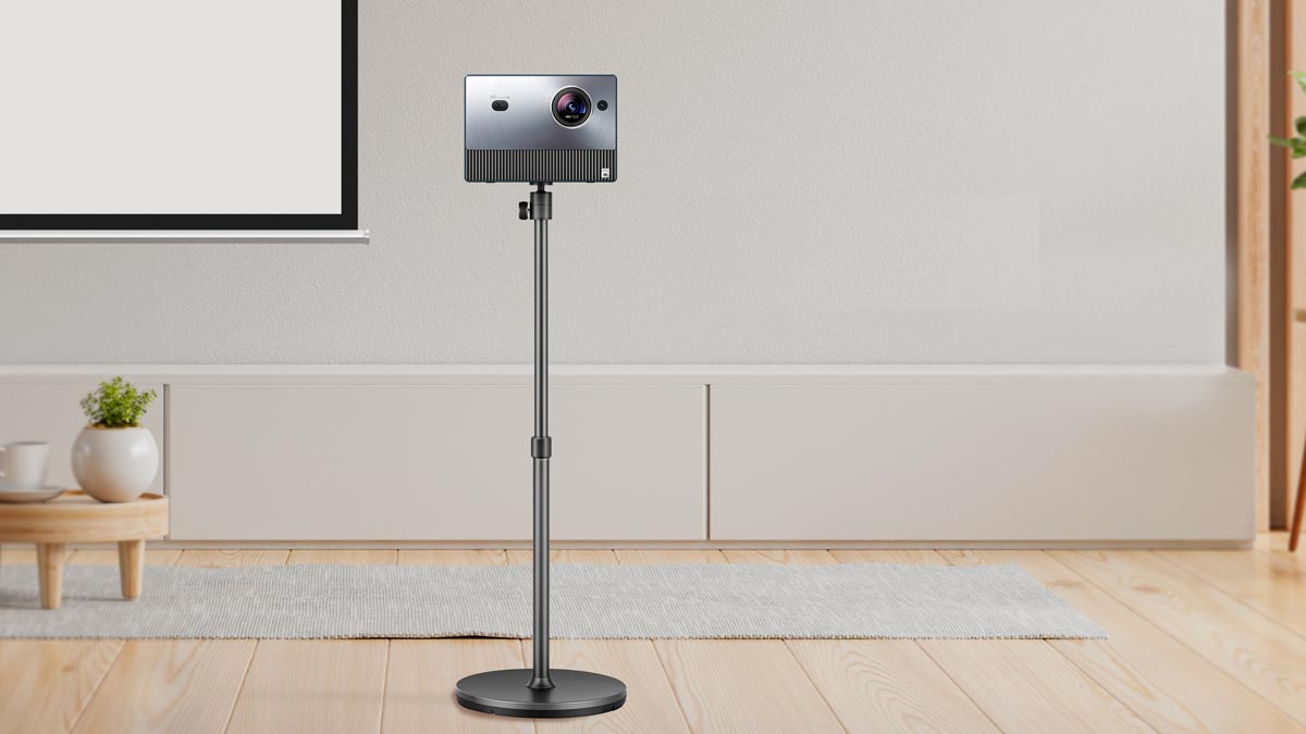 Beamer auf Ständer in modernem Raum.