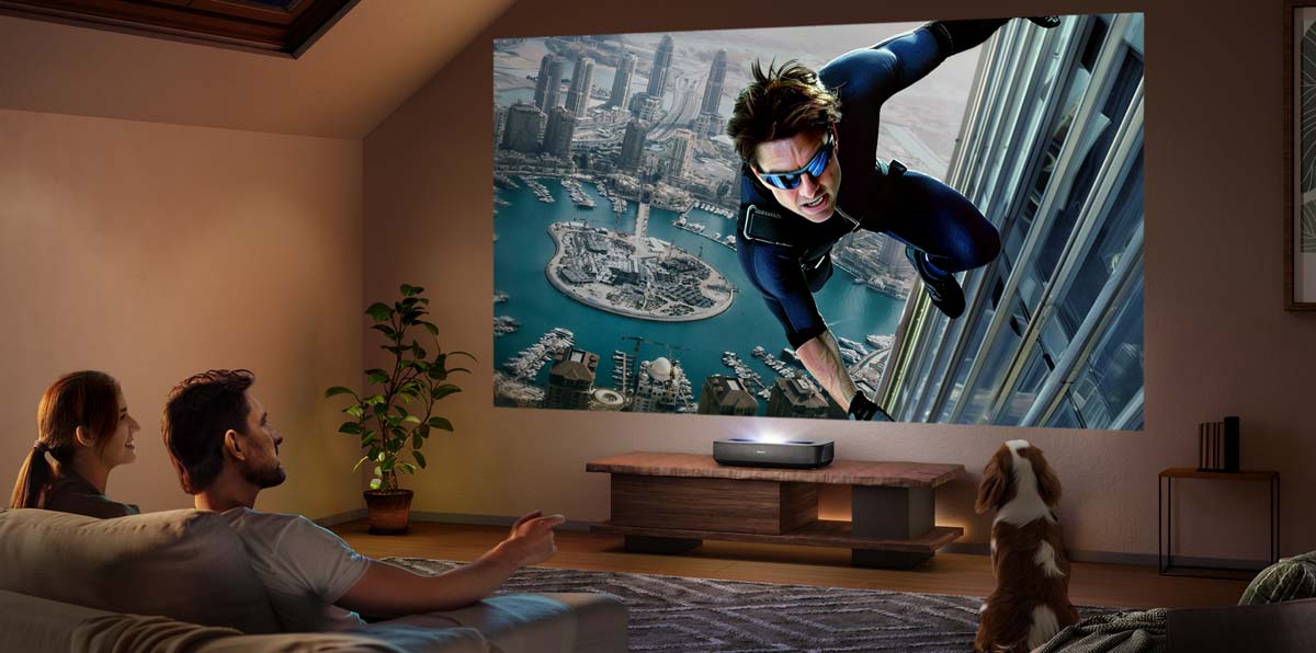 Paar schaut Film mit Beamer und Hund.