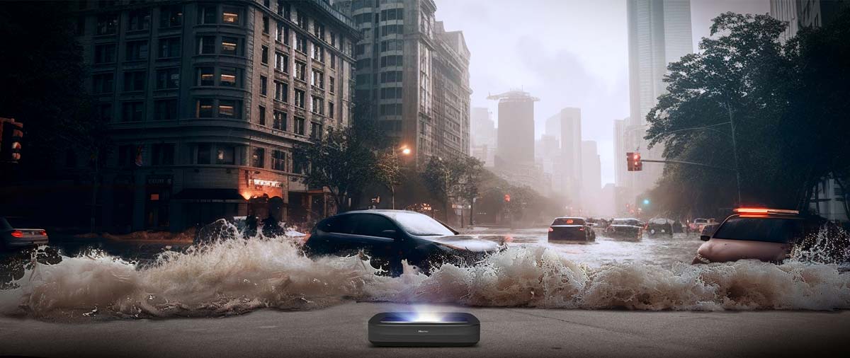 Beamer projiziert Flut auf Stadtstraße.