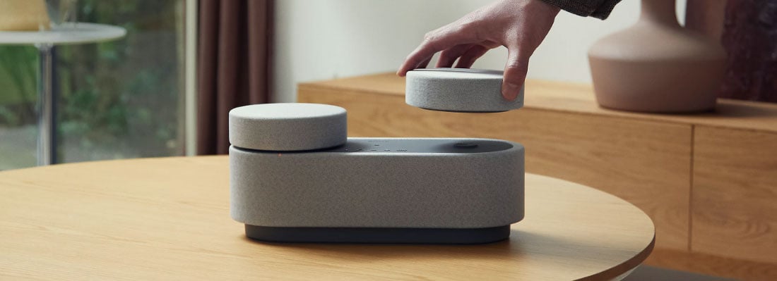 Modularer Beamer auf einem Holztisch.