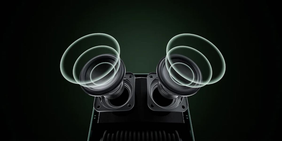 Beamerlinsen mit holografischen Effekten auf dunklem Hintergrund.