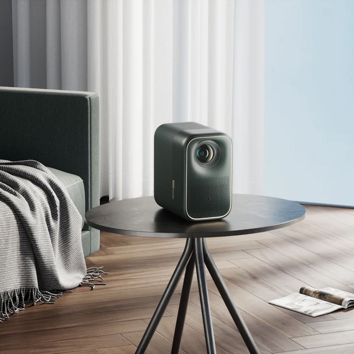 Beamer auf einem Tisch im Wohnzimmer.