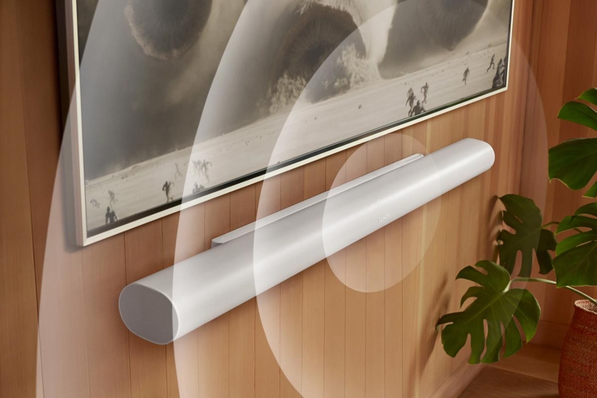 Soundbar unter einem Fernseher an der Wand.