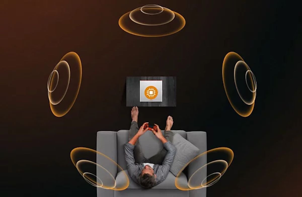 Mann spielt mit Surround-Sound-System auf Sofa.