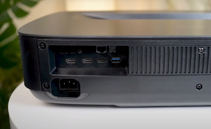 Anschlüsse des Hisense PL2 auf der Rückseite