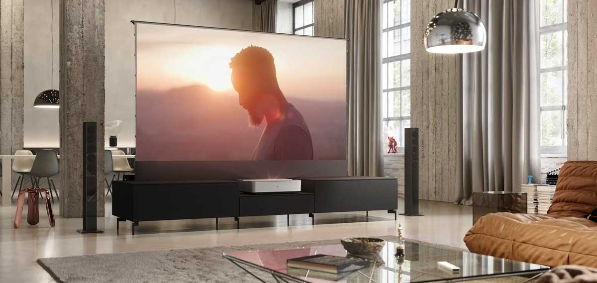 Modernes Wohnzimmer mit großem Beamer-Bildschirm.