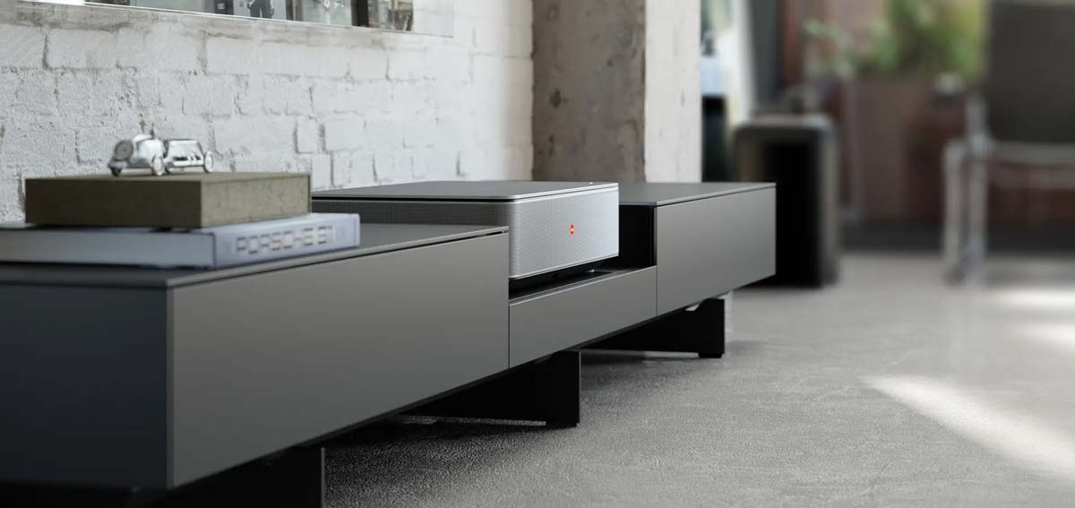 Moderner Beamer auf minimalistischem Sideboard.