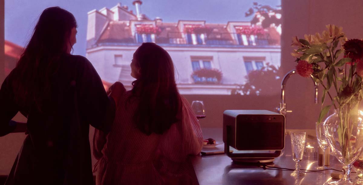 Zwei Personen schauen sich eine Projektion an.