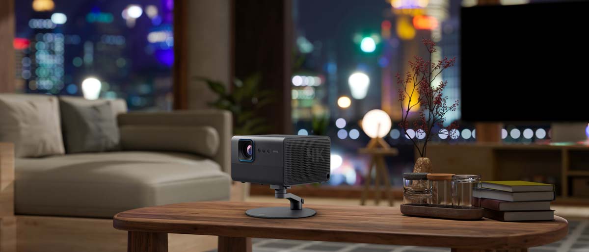 Beamer im Wohnzimmer mit Stadtblick.