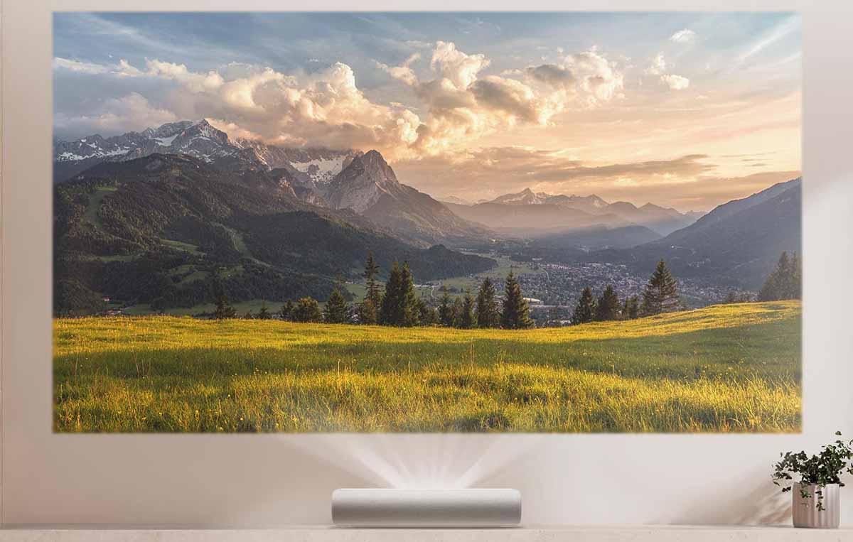 Projektor zeigt Landschaft auf einer Leinwand.