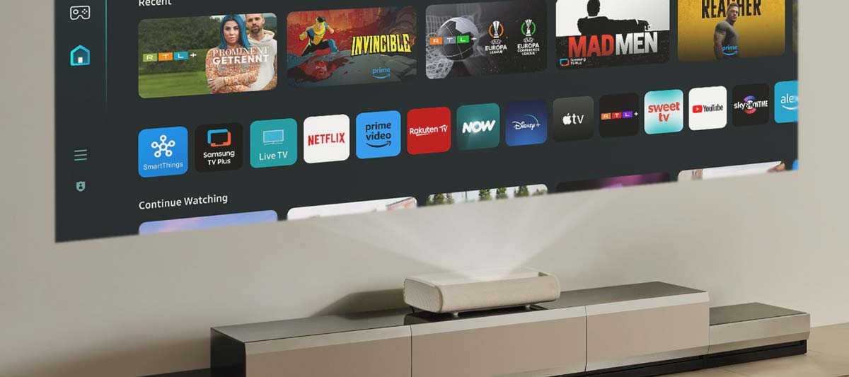 Projektor projiziert Streaming-Dienste auf Leinwand.