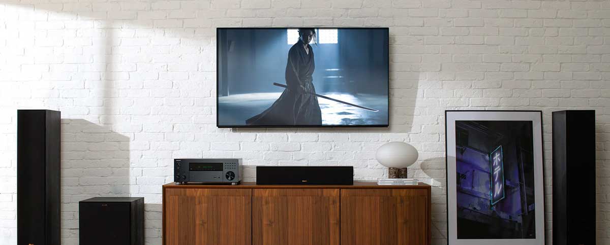 Wohnzimmer mit Heimkino und Beamer-Setup.