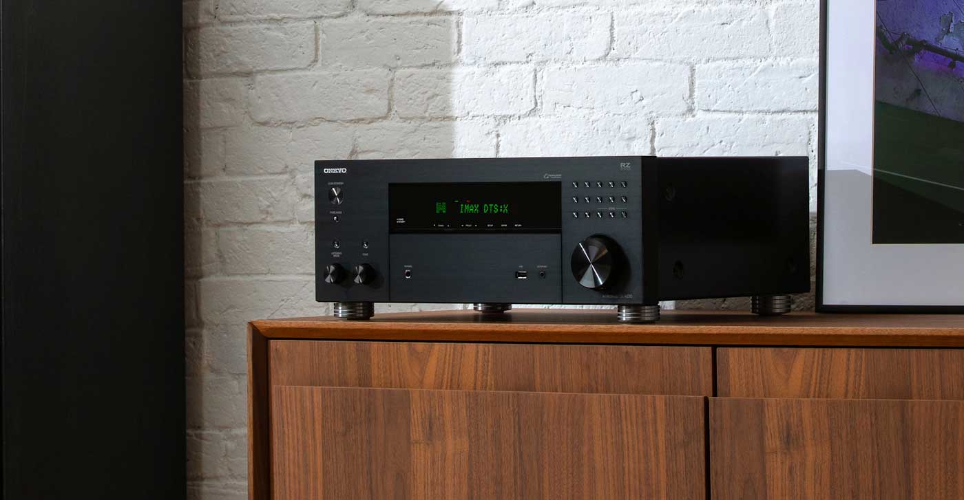 Heimkino-Receiver auf einem Holzschrank.