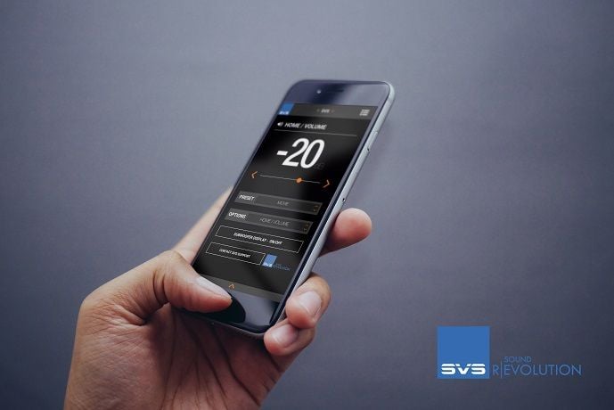 Hand hält Smartphone mit Lautstärke-App.