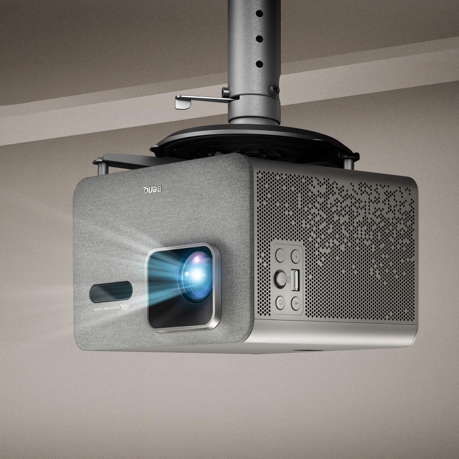 Deckenmontierter Beamer mit leuchtendem Objektiv.