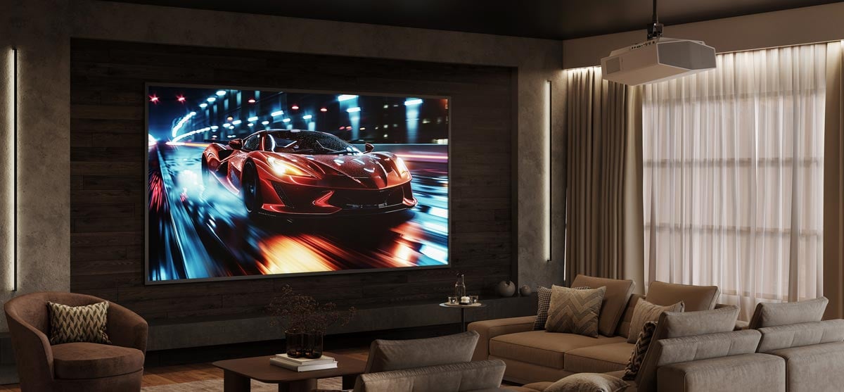 Wohnzimmer mit Beamer und großem Bildschirm.