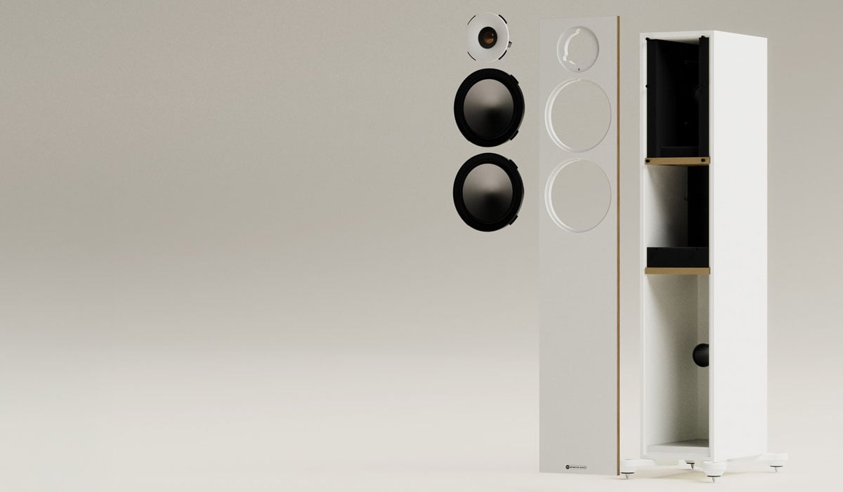 Zerlegter Lautsprecher mit Gehäuse und Komponenten.