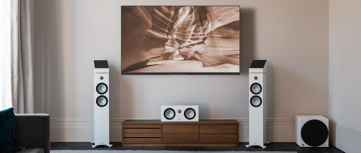 Heimkino-Setup mit Lautsprechern und Beamer.