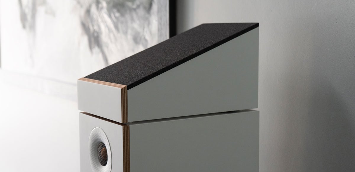 Moderner Beamer mit schrägem Design.