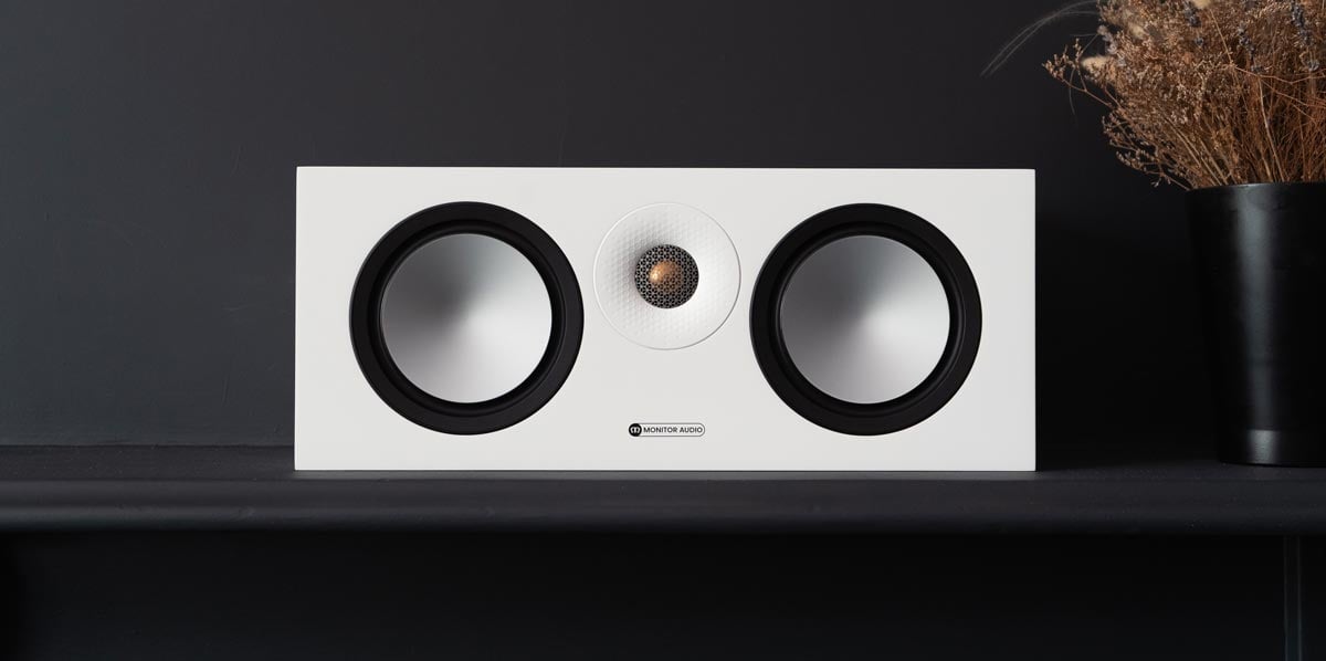 Weißer Lautsprecher auf schwarzem Hintergrund.