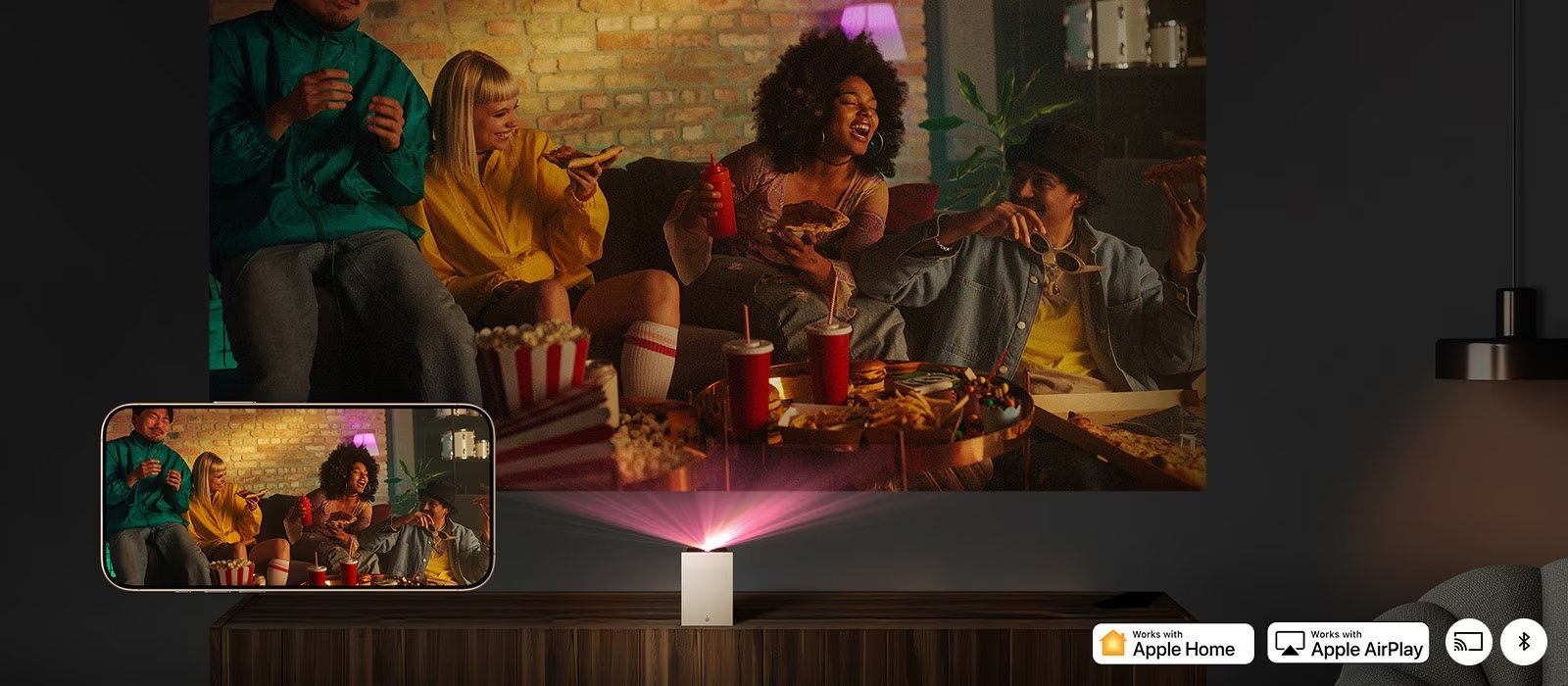 Beamer projiziert Filmabend mit Freunden.