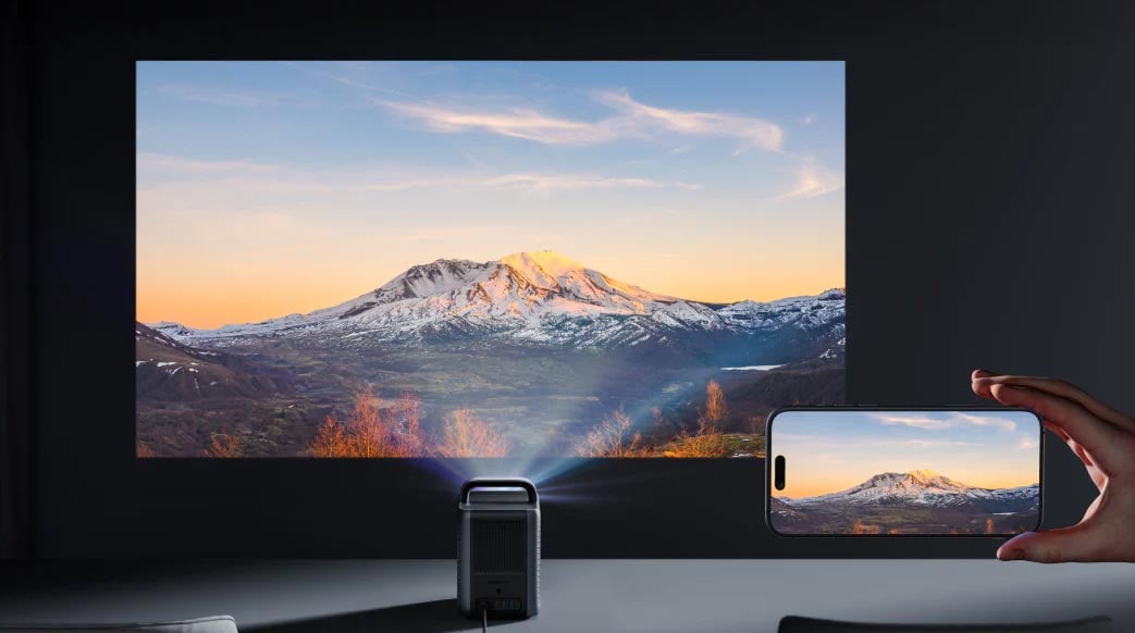 Beamer projiziert Bergbild von Smartphone.