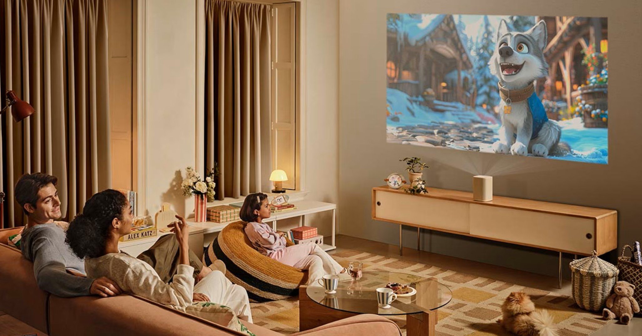 Familie schaut Film mit Beamer im Wohnzimmer.