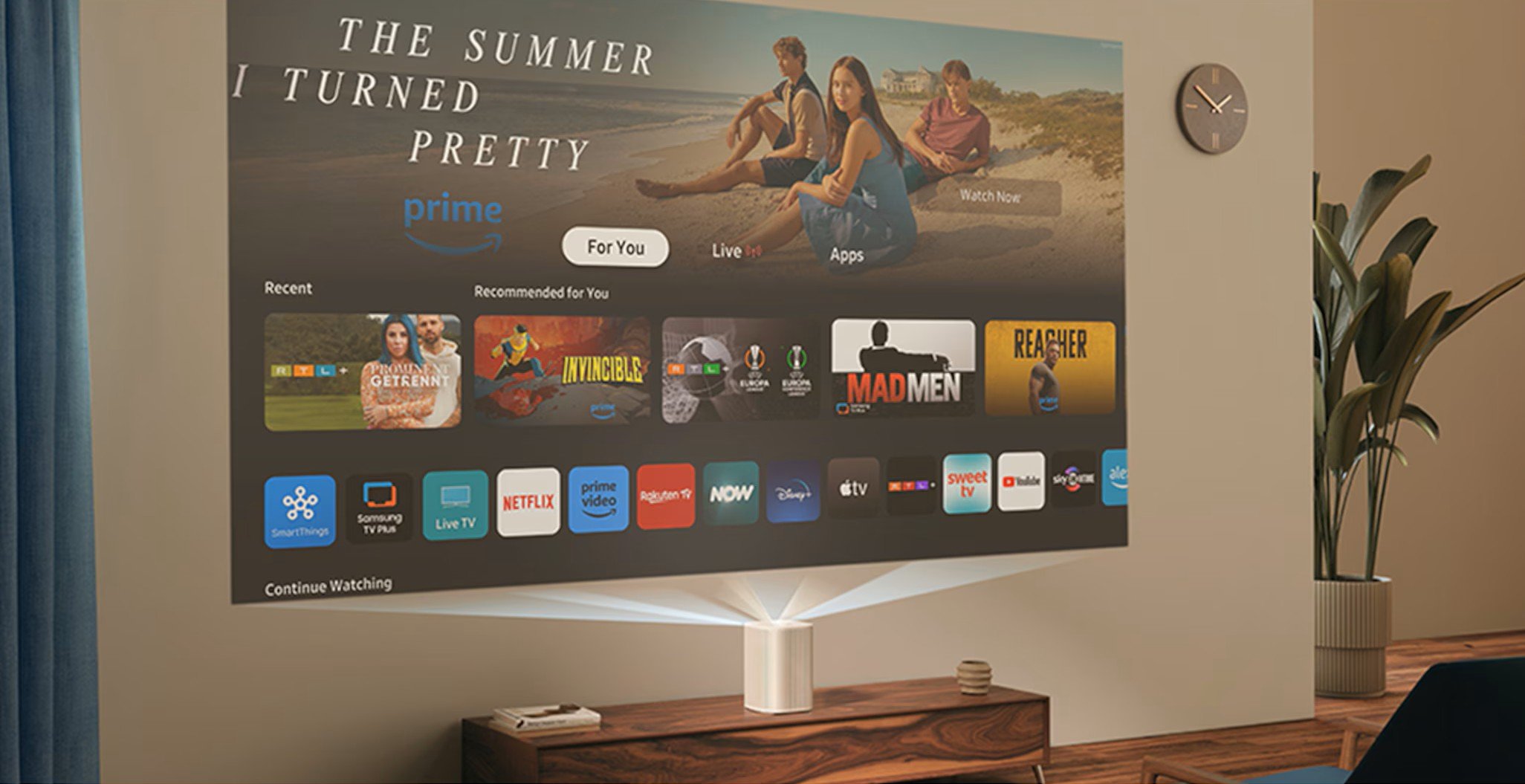 Beamer projiziert Streaming-Dienste auf Wand.