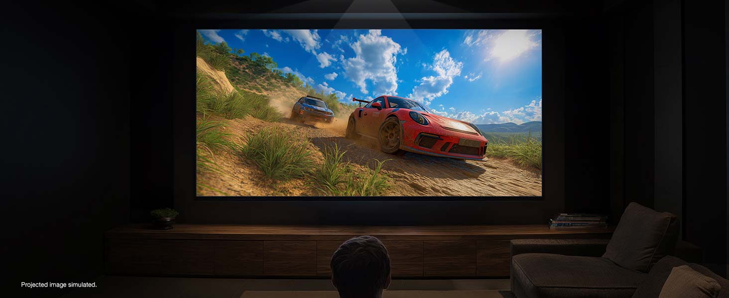 Person spielt Autorennspiel auf großem Bildschirm.