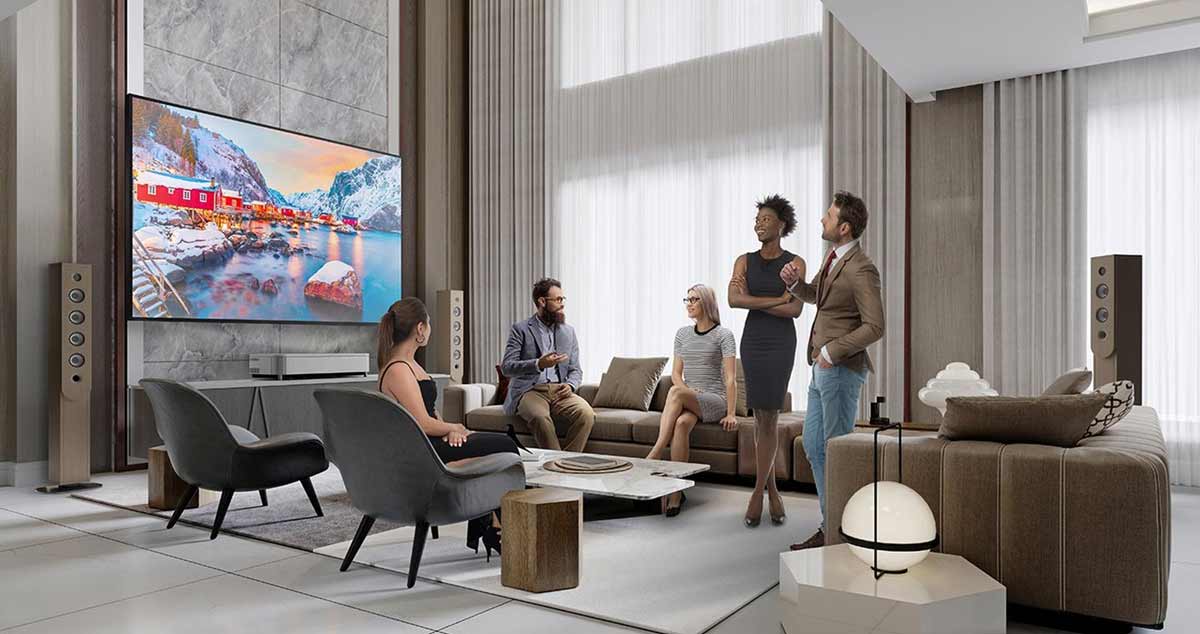 Menschen in modernem Wohnzimmer mit Beamer.