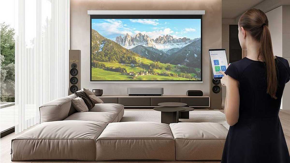 Frau steuert Heimkino mit Tablet und Beamer.