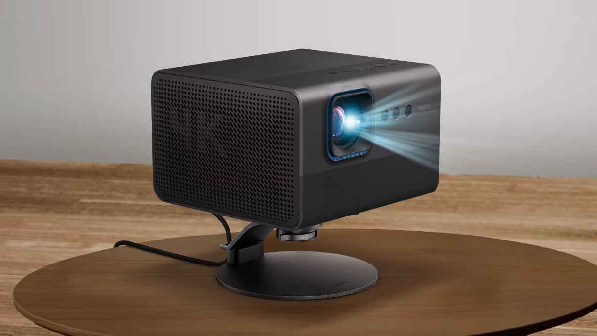 Schwarzer Beamer auf einem Tisch projiziert.