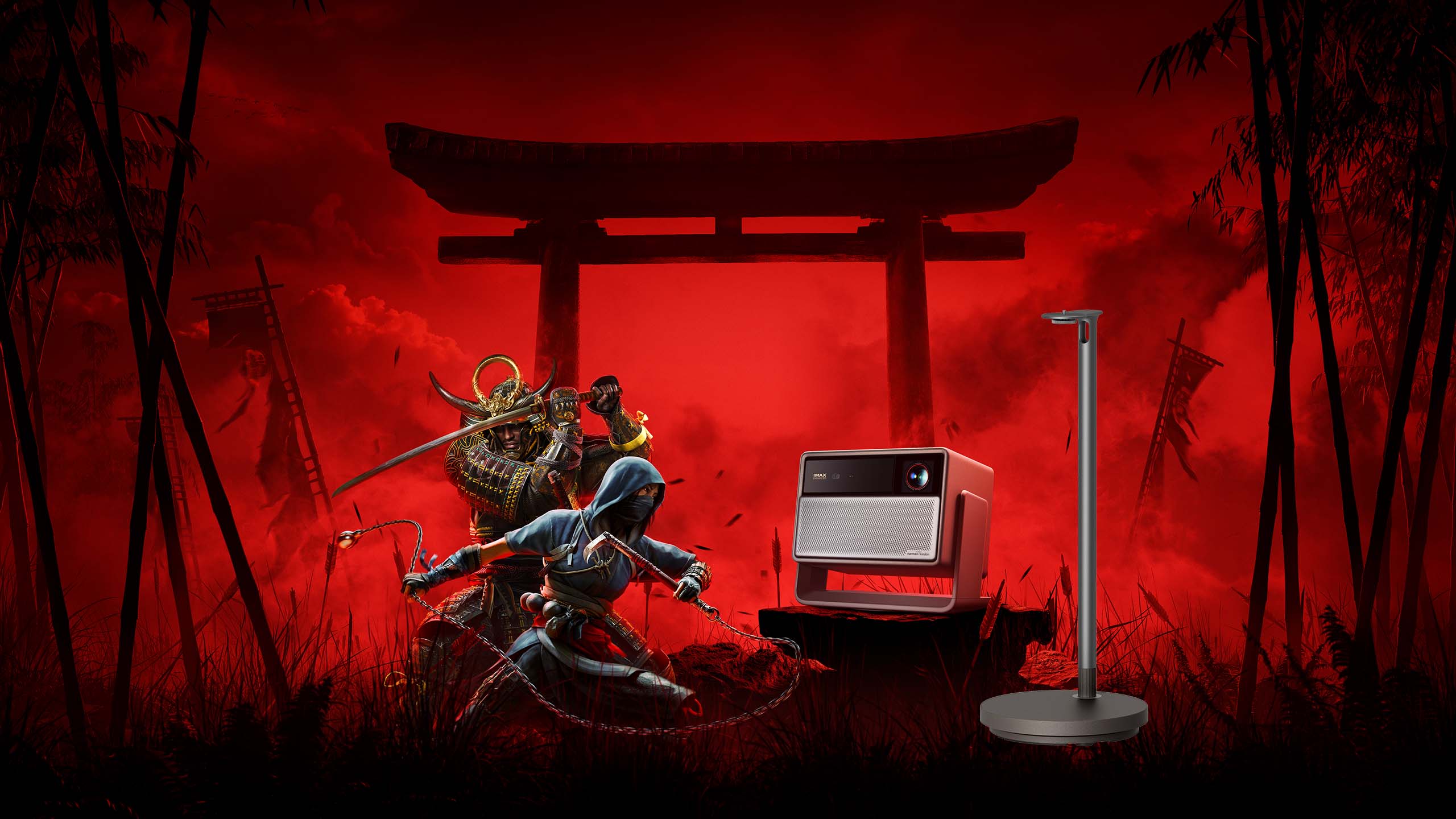 Samurai, Ninja, Beamer und Ständer vor Torii.