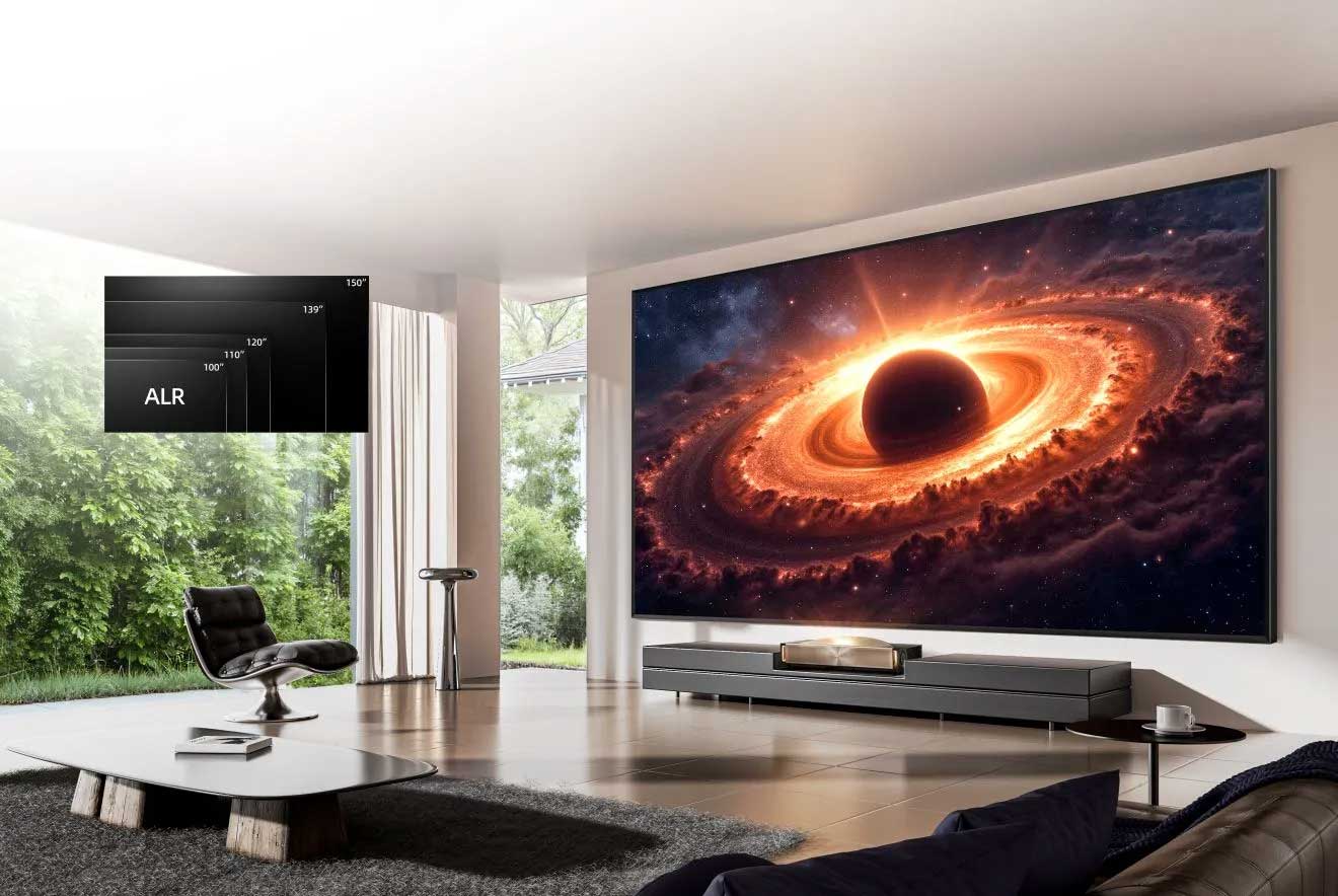 Wohnzimmer mit großem Bildschirm und Beamer.