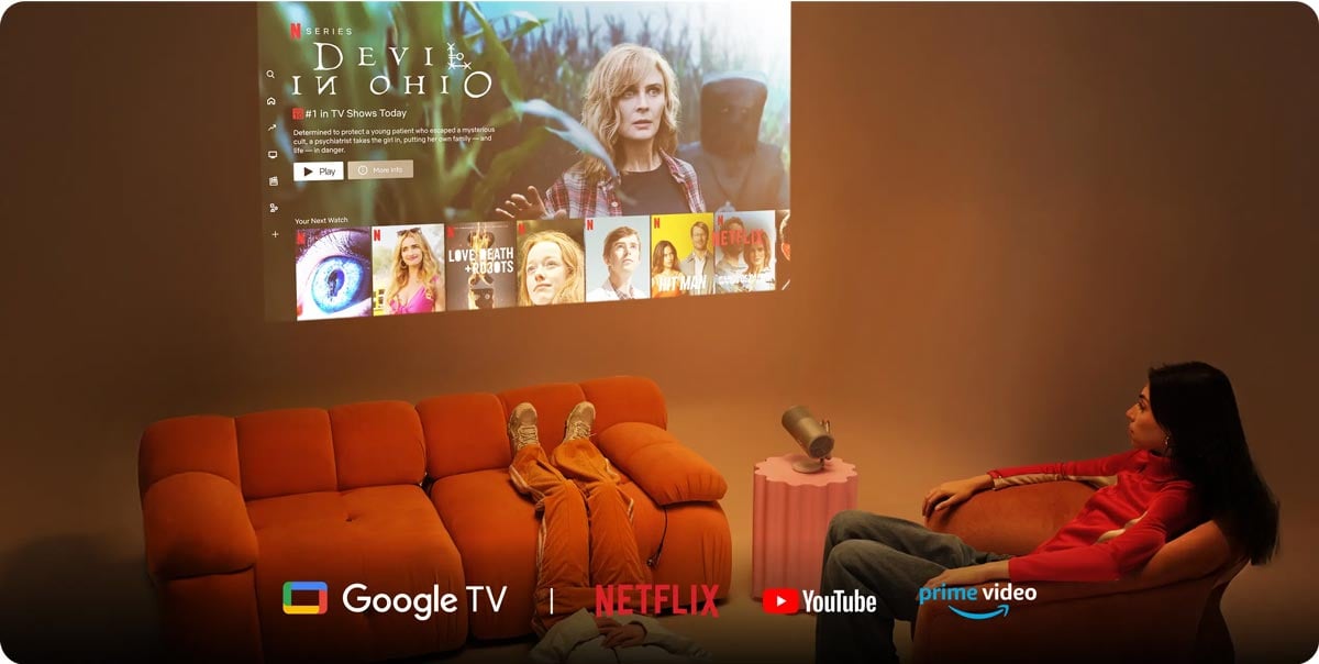 Beamer projiziert Netflix auf Wohnzimmerwand.