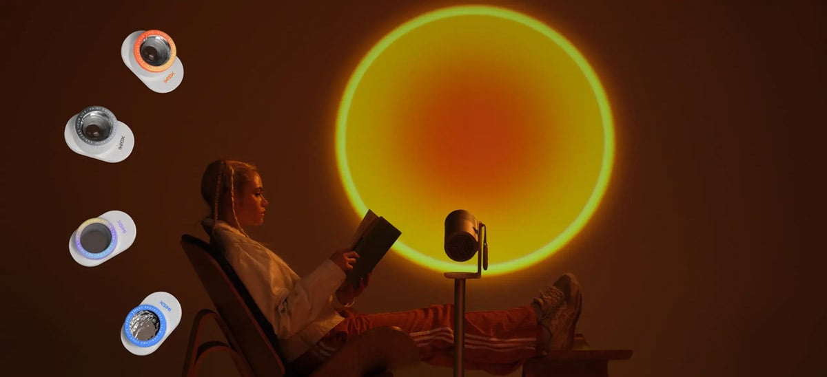 Frau liest bei Sonnenlicht-Beamerprojektion.