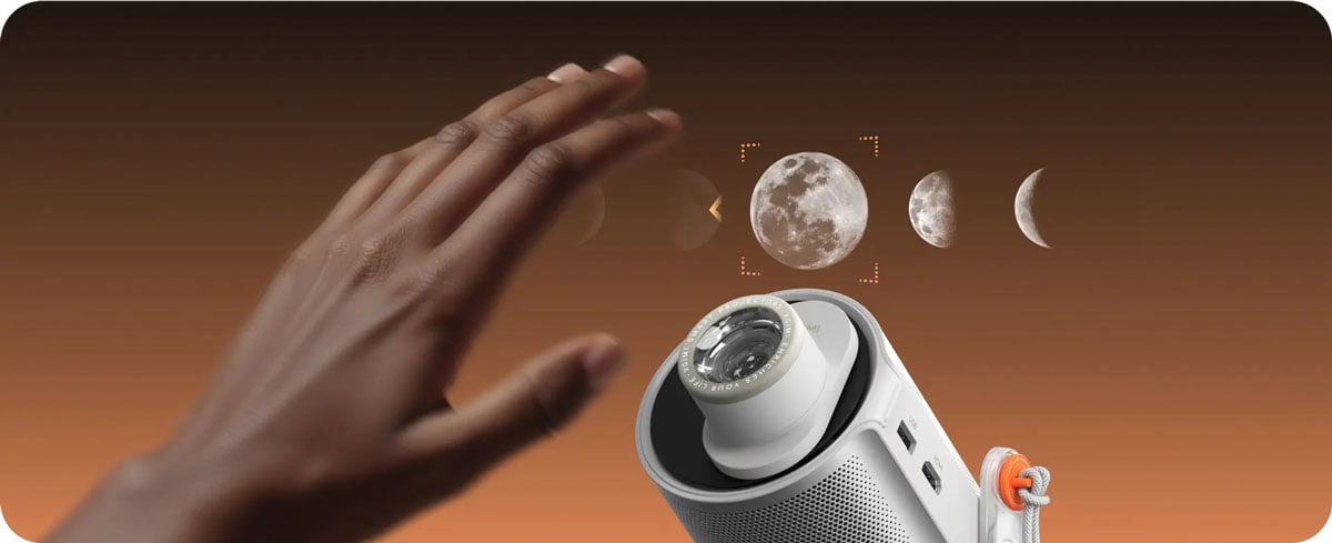 Hand, Beamer, Mondphasen auf orangefarbenem Hintergrund.