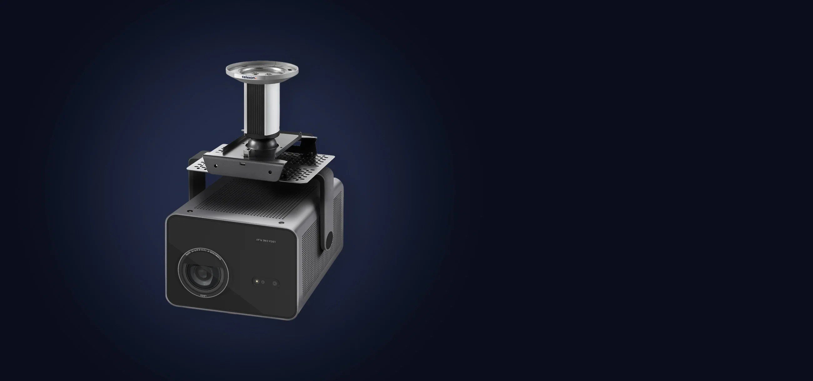 Beamer mit Deckenhalterung vor dunklem Hintergrund.