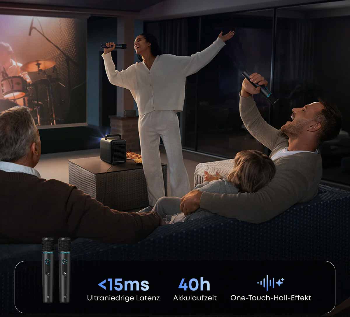 Familien-Karaoke mit Mikrofon und Beamer.