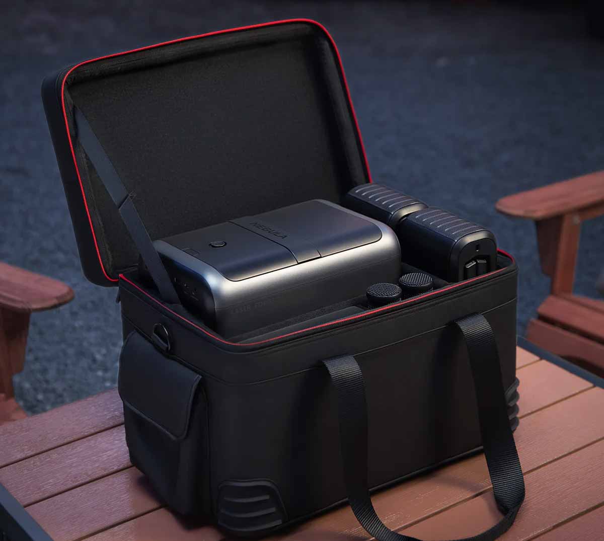 Tragetasche mit Beamer und Zubehör.